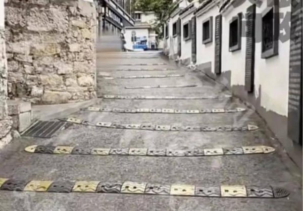 快牛策略 20米下坡路装了16条减速带 网友：感觉像“坐船”一样